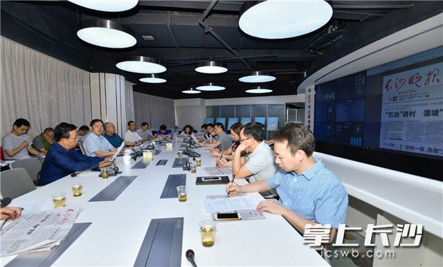 6月3日，长沙晚报自主研发的翰飞采编系统全媒体2.0版正式投入使用。图为长沙晚报编委会在融媒体中央厨房调度中心召开采前会。长沙晚报全媒体记者罗杰科摄